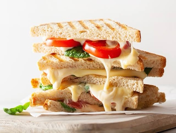 Beyaz peynirli domatesli tost